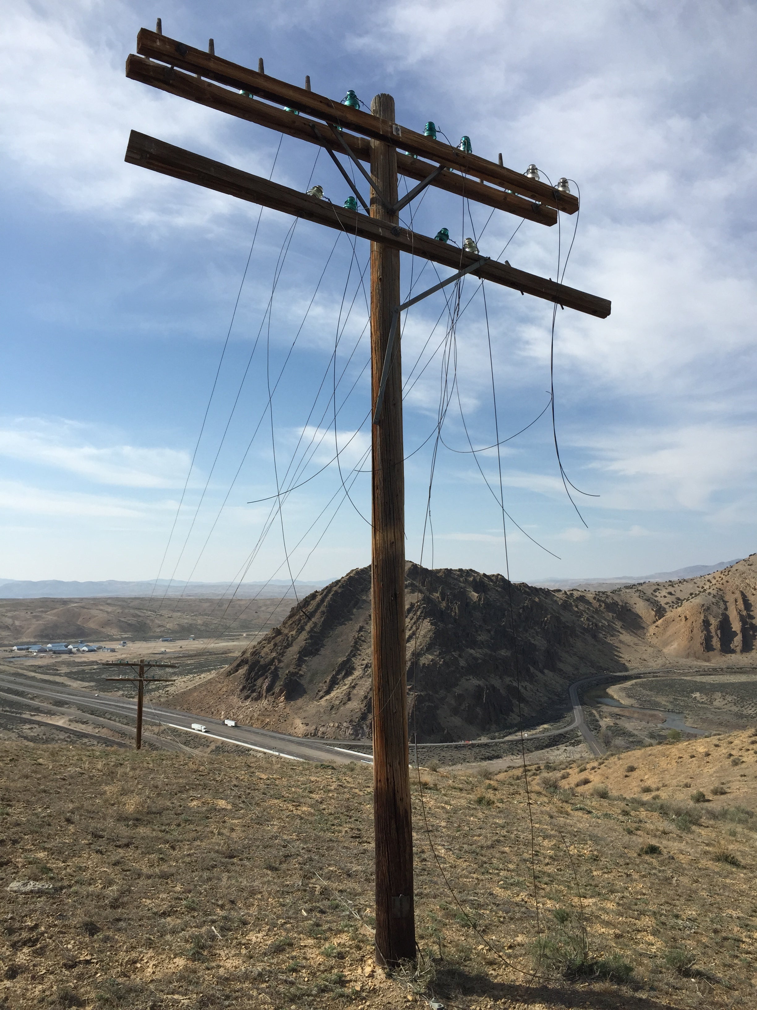 Symbolbild unterbrochene Telefonleitung aus wikimedia commons (Old telephone pole with broken wires), Autor:  User:Famartin