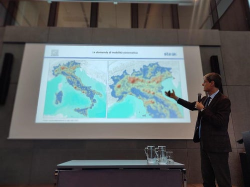 Das Mobilitätsmanagement in Unternehmen stand im Mittelpunkt einer Fachtagung in Bozen, im Bild Prof. Matteo Colleoni von der Universität Mailand Bicocca. (Foto: Sta - Südtiroler Transportstrukturen AG)