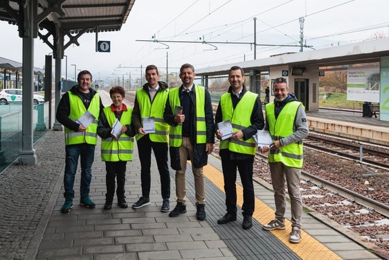 Günther Hellweger (von links), Erika Hellweger, der Bereichsleiter Projects & Facility Management STA Massimiliano Valle, Mobilitätslandesrat Daniel Alfreider, der Direktor des Mobilitätsressorts Martin Vallazza und Sta-Direktor Joachim Dejaco verteilten an den Bahnhöfen in Bruneck und St. Lorenzen Informationen zum Ersatzdienst bei der Bahnsperre im Pustertal. (Foto: LPA/Ivan Brentegani)