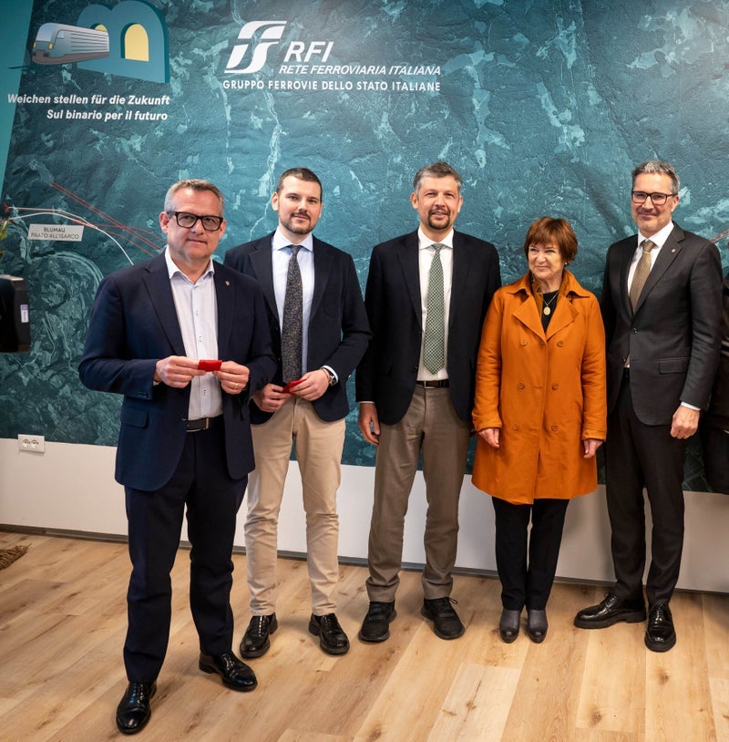 Bei der Eröffnung des neuen BBT-Infopoints in Branzoll: Landesrat Christian Bianchi, Damiano Beschin (RFI), Landesrat Daniel Alfreider, Monika Delvai (Montan) und Landeshauptmann Arno Kompatscher (Foto: LPA/Fabio Brucculeri)