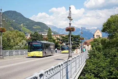 La Provincia autonoma di Bolzano, insieme ad altoadigemobilità, invita cittadini e cittadine a consultare le bozze aggiornate degli orari degli autobus urbani e regionali, dei servizi Nightliner e degli impianti a fune, e ad inviare osservazioni e suggerimenti. (Foto: USP/STA)