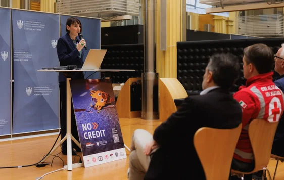 Die Regierungskommissärin Maddalena Travaglini betonte im Rahmen der Pressekonferenz die Bedeutung der Zusammenarbeit bei der Vorbeugung von Verkehrsunfällen. (Foto: LPA/STA/Ivan Brentegani)