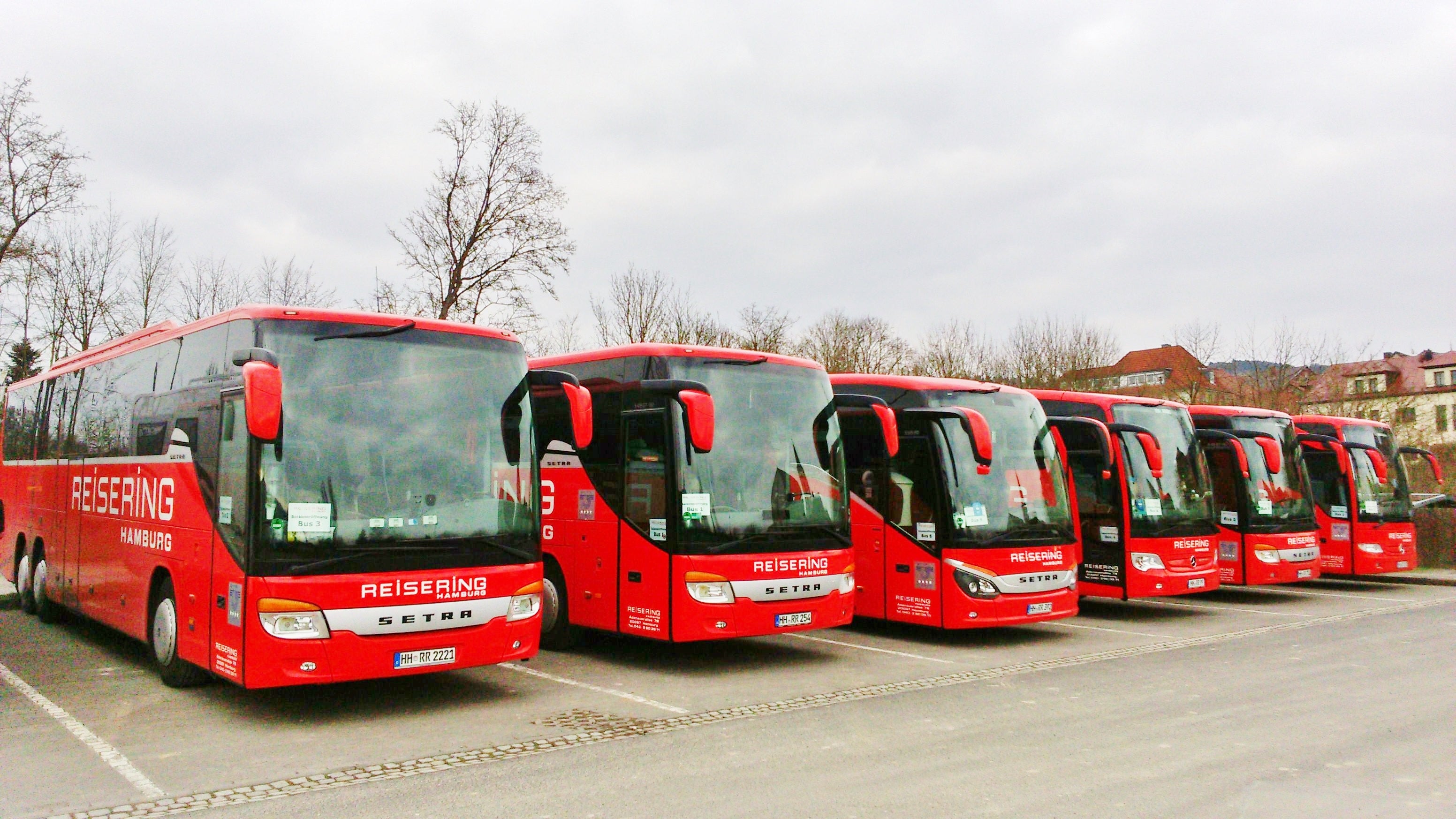 La Giunta provinciale ha approvato il nuovo regolamento di esecuzione sull’attività di noleggio autobus con conducente. (Foto: https://commons.wikimedia.org/wiki/File:Reisebus-Flotte.jpeg autore: Sigismund von Dobschütz)