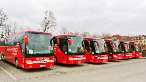 Die Landesregierung hat die neue Durchführungsverordnung für die Mietbustätigkeit mit Fahrer oder Fahrerin verabschiedet. (Foto:  https://commons.wikimedia.org/wiki/File:Reisebus-Flotte.jpeg, Autor: Sigismund von Dobschütz)
