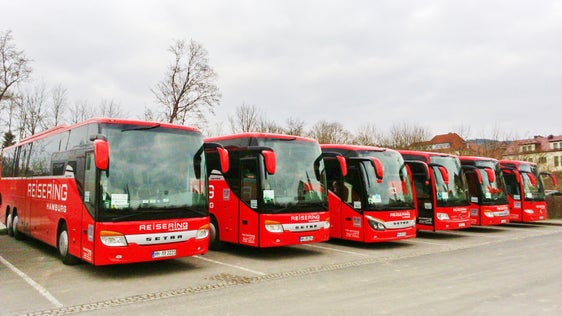 Die Landesregierung hat die neue Durchführungsverordnung für die Mietbustätigkeit mit Fahrer oder Fahrerin verabschiedet. (Foto:  https://commons.wikimedia.org/wiki/File:Reisebus-Flotte.jpeg, Autor: Sigismund von Dobschütz)