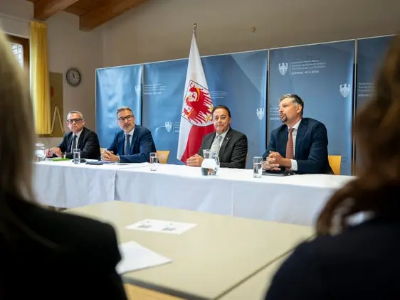 Bei einer Pressekonferenz nach der Sondersitzung der Landesregierung mit den Bürgermeisterinnen und Bürgermeistern des Bezirks Überetsch Unterland stellten sie die Hauptpunkte der Tagesordnung der Presse vor (von links): Landesrat Christian Bianchi, Landeshauptmann Arno Kompatscher, Bezirkspräsident Hans Zelger und Landesrat Daniel Alfreider. (Foto: LPA/Fabio Brucculeri)