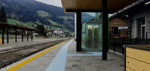 Tra i punti centrali dei lavori previsti dall'accordo: marciapiedi rialzati, per garantire un accesso senza barriere ai treni. (Rendering: Gruppo FS)