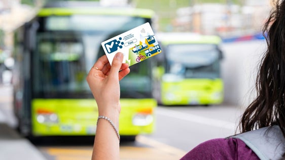 Zum Schulstart erinnert die STA Südtiroler Transportstrukturen AG daran, dass sich die Haltestellen der Buslinien rund um den Bozner Bahnhof geändert haben. (Foto: LPA/STA)
