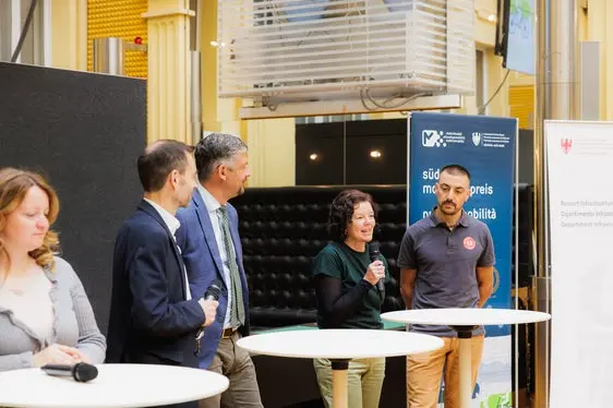 Come ha sottolineato Karin Mühlsteiger del Comprensorio scolastico di Vipiteno e del nature house (1° posto 2022 e Premio speciale della giuria 2025), poter contare sulla mobilità sostenibile significa migliorare la qualità della propria vita. (Foto: USP/STA/Ivan Brentegani)