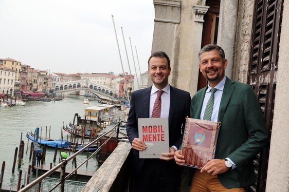 Es gelte, Wege zu finden, um Tourismus und Mobilität, aber auch die Lebensqualität der Menschen vor Ort in Einklang zu bringen, waren sich der Bürgermeister von Venedig Simone Venturini (von links) und Mobilitäts- und Infrastrukturenlandesrat Daniel Alfreider einig. (Foto: LPA/Ingo Dejaco)