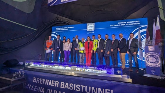 Foto di gruppo alla cerimonia ufficiale d'inaugurazione delle due frese per il Tunnel di base del Brennero. (Foto: USP/Ingo Dejaco) 
