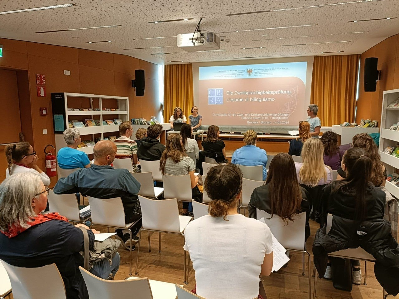 Un momento del pomeriggio informativo sull'esame di bilinguismo svoltosi alla Biblioteca civica di Brunico (Foto: Davide Cavosi)