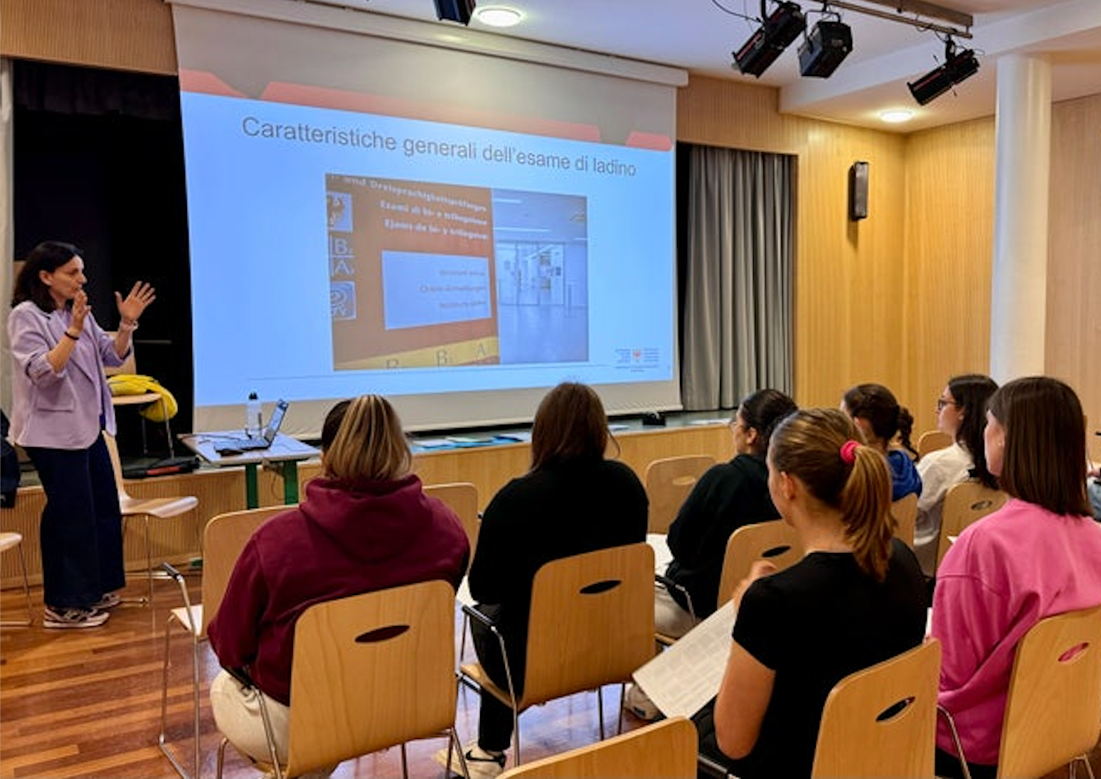 Presentazione dell'esame di ladino (Foto: Claudia Rubatscher)