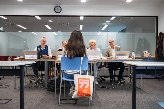 Die teilnehmenden Schülerinnen und Schüler bereiteten sich innerhalb einiger Tage auf die Prüfungen vor und legten diese am Ende des Projektes ab – rund 50 Prozent haben dabei die Prüfung bestanden. (Foto: LPA/Greta Stuefer)