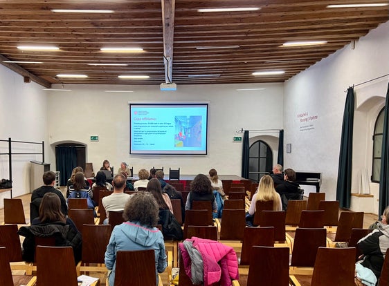 Un momento del pomeriggio informativo sull'esame di bilinguismo svoltosi presso la Sala Vigil Raber a Vipiteno (Foto: Debora Strangone)