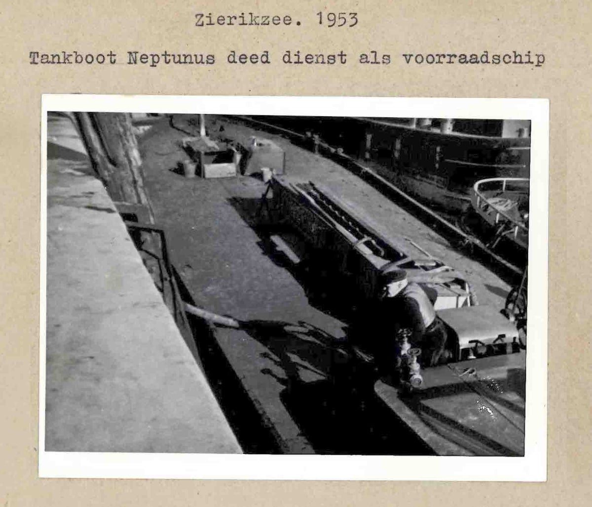 Een tankboot met nooddrinkwater.