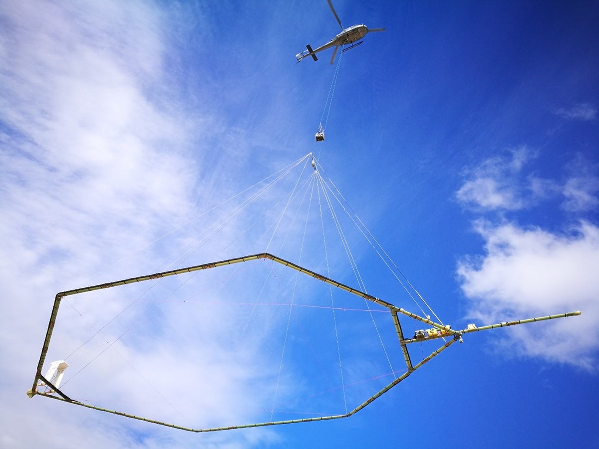 De helicopter en hoepel in actie.