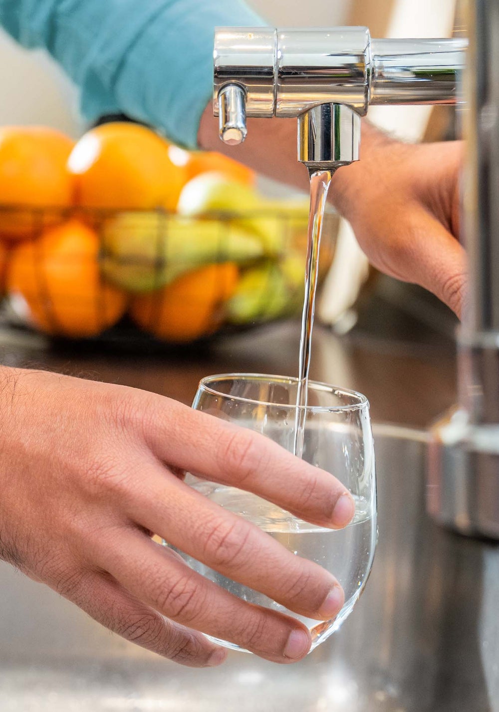 Man schenkt water in glas