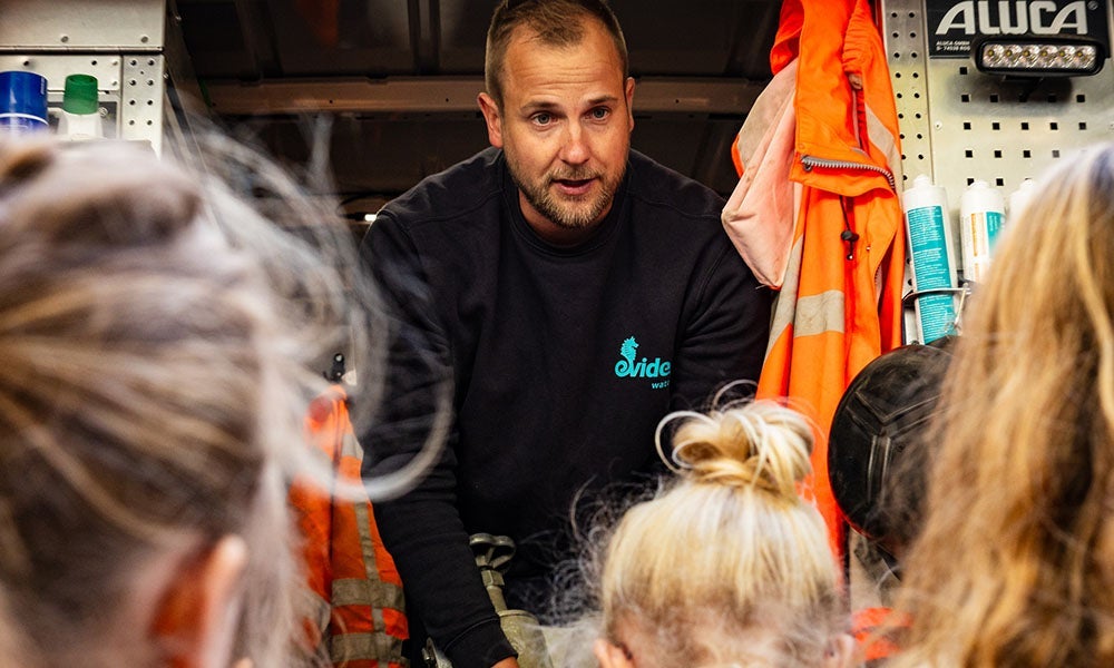 Evides monteur legt kinderen uit hoe een waterkraan werkt