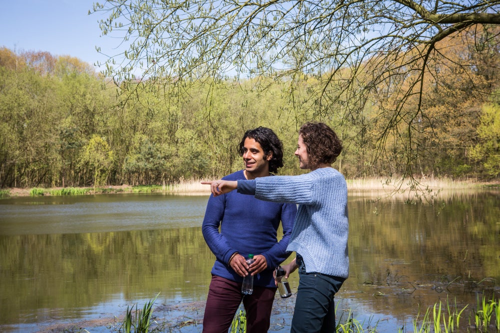 Man en vrouw in een waterwingebied