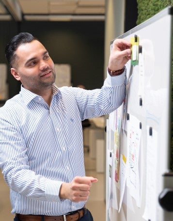 Collega bij whiteboard