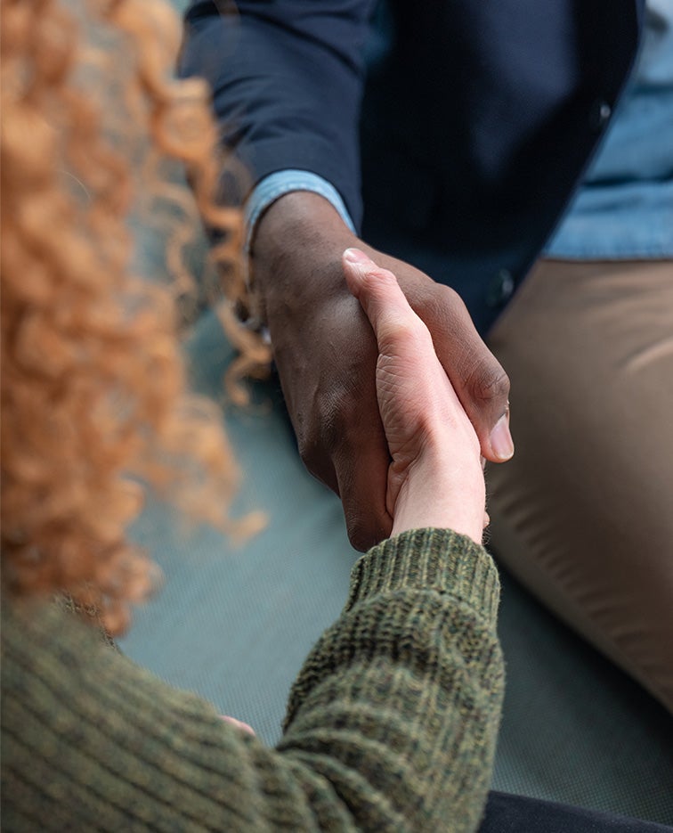 Twee collega's schudden handen