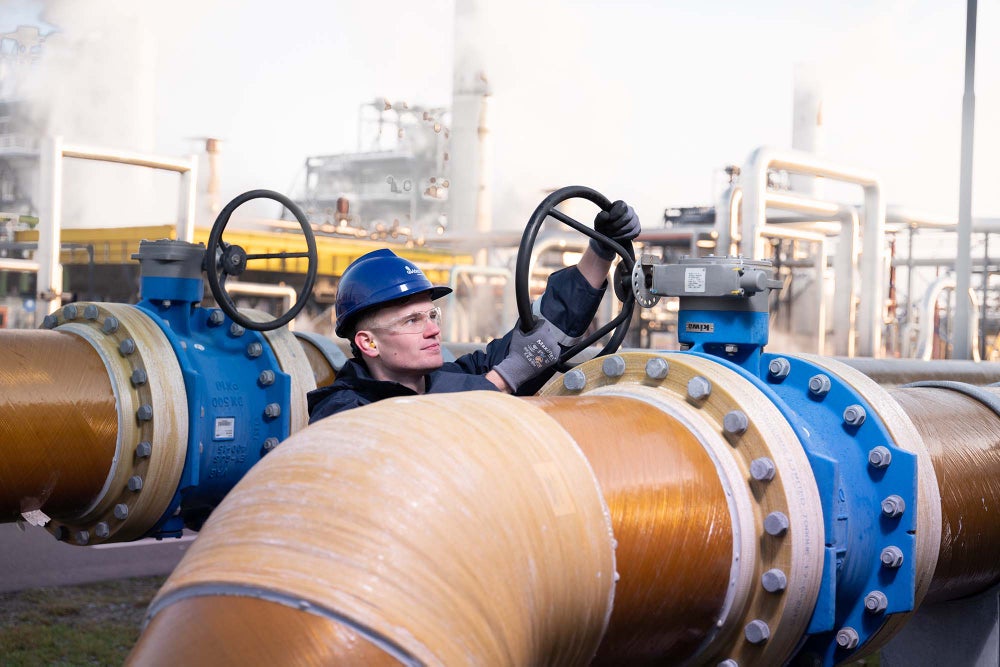 Evides collega in werkkleding draait aan machine