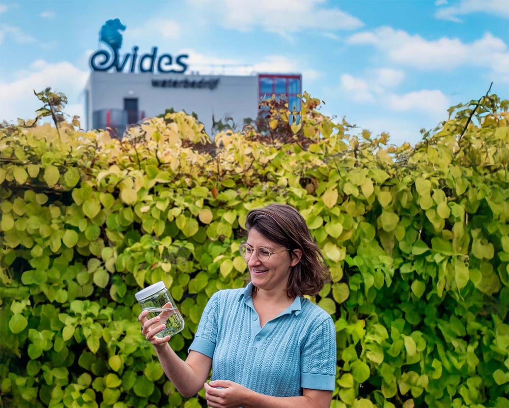 Evides medewerker bekijkt watermonster