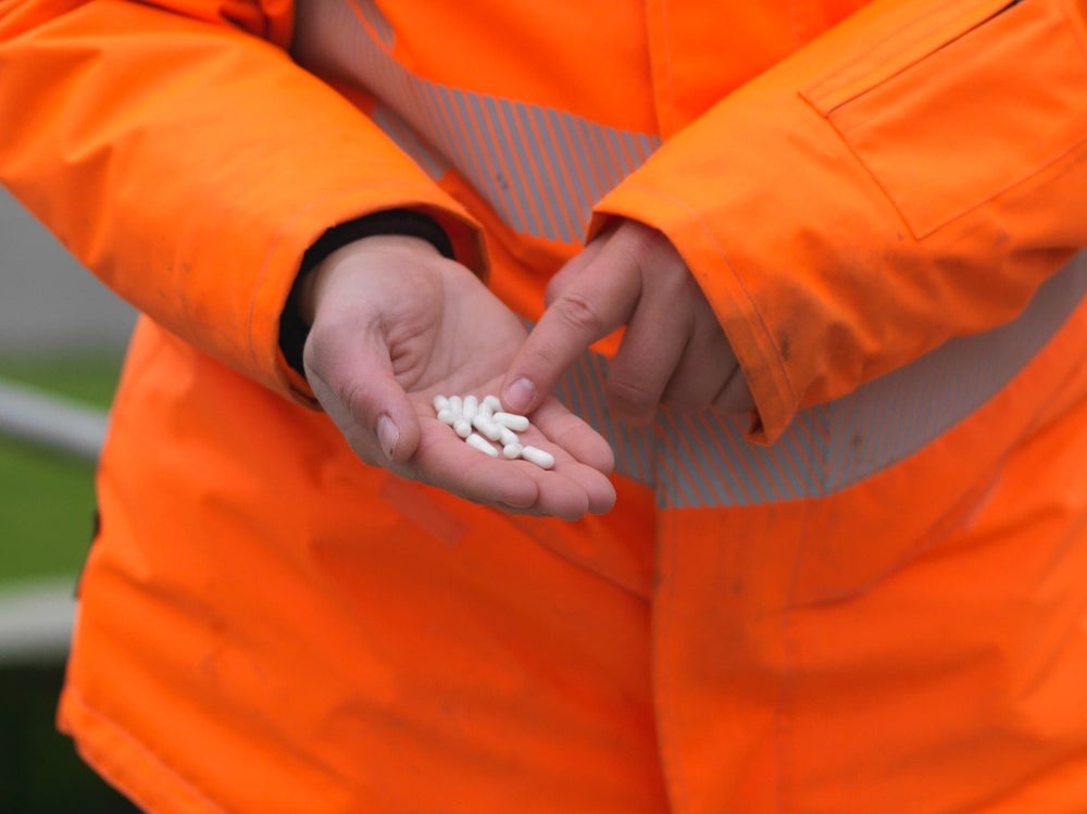 Hand vol medicijnen.
