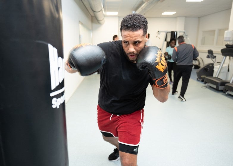 Collega aan het boksen in sportruimte