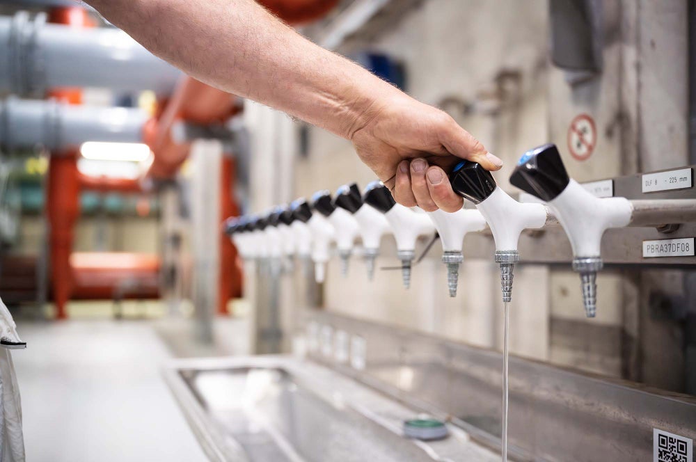 Evides medewerker draait kraan open