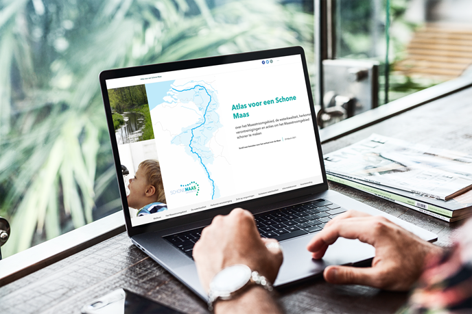 laptop met de atlas voor de schone maas op het scherm