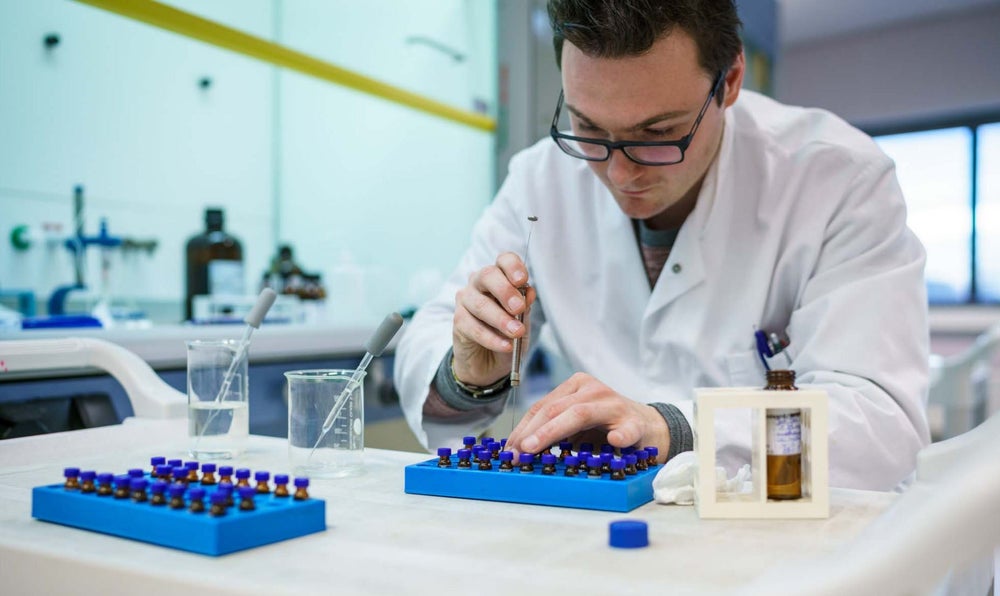 Evides medewerker in aqualab