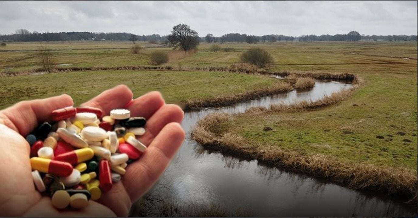Een hand met medicijnen met op de achtergrond water.