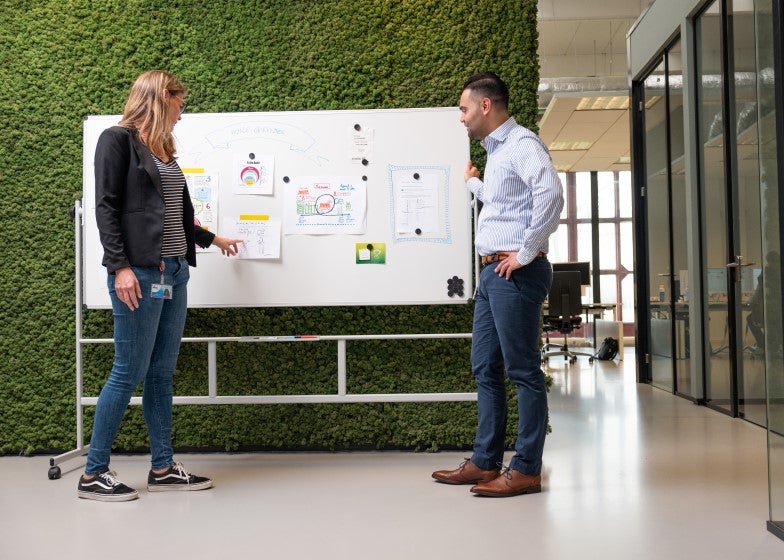 2 collega's bij een whiteboard