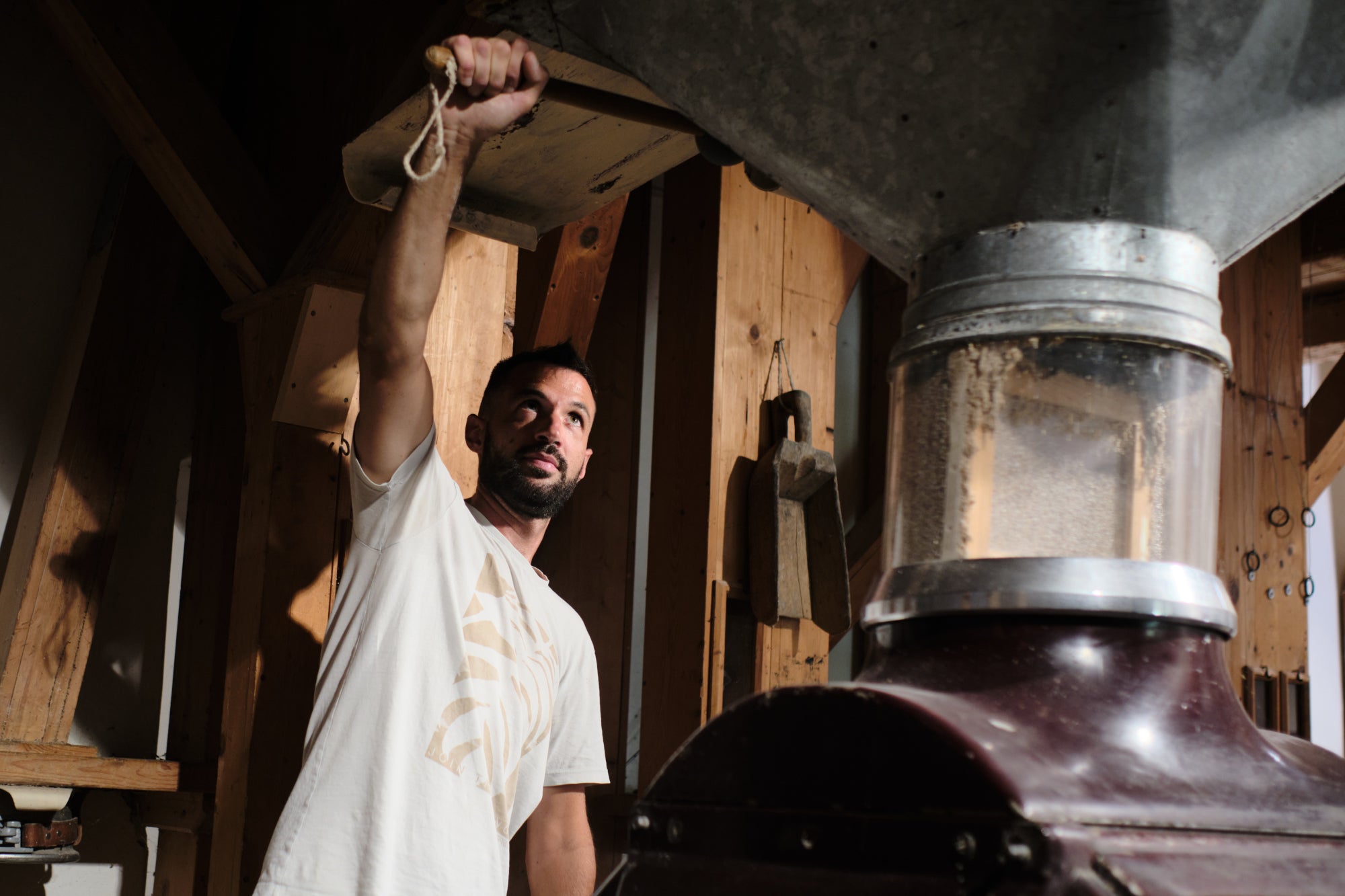 Mahlen von Getreide im Naturparkhaus Trudner Horn (Archiv Amt für Natur, Foto Oliver Oppitz)