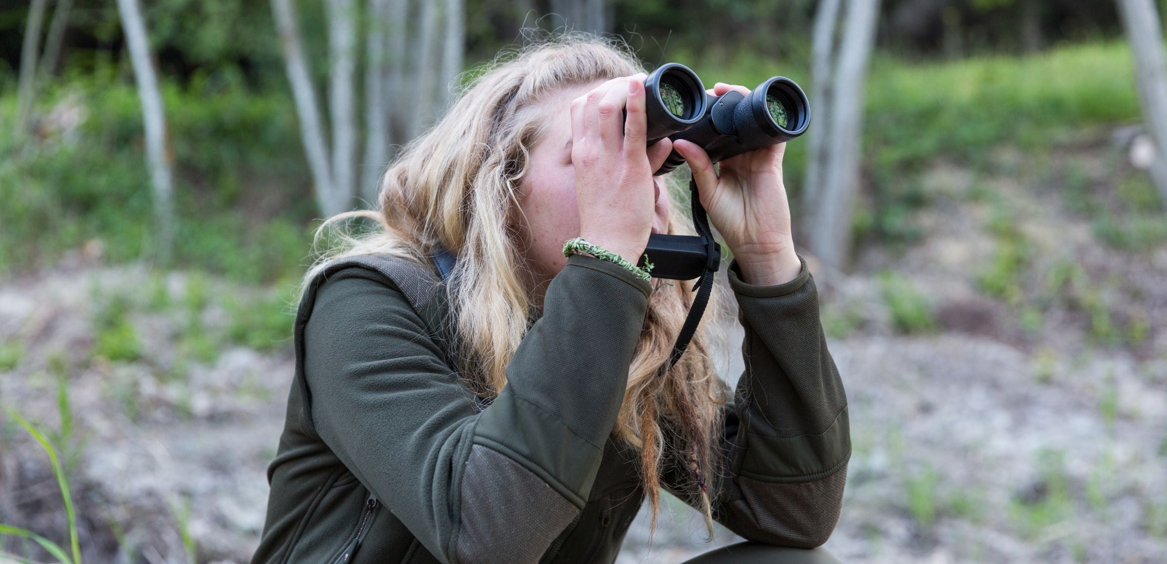Saisonale Schutzgebietsbetreuer und Schutzgebietsbetreuerinnen machen auf die Besonderheiten der Schutzgebiete aufmerksam. Sie beobachten beispielsweise Wildtiere gemeinsam mit Besucherinnen und Besuchern (Foto Archiv Amt für Natur).