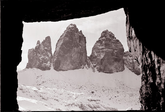 Vista delle Tre Cime dalla caverna di guerra  (Archivio Dolomiti, collezione ADF, autore AT.)