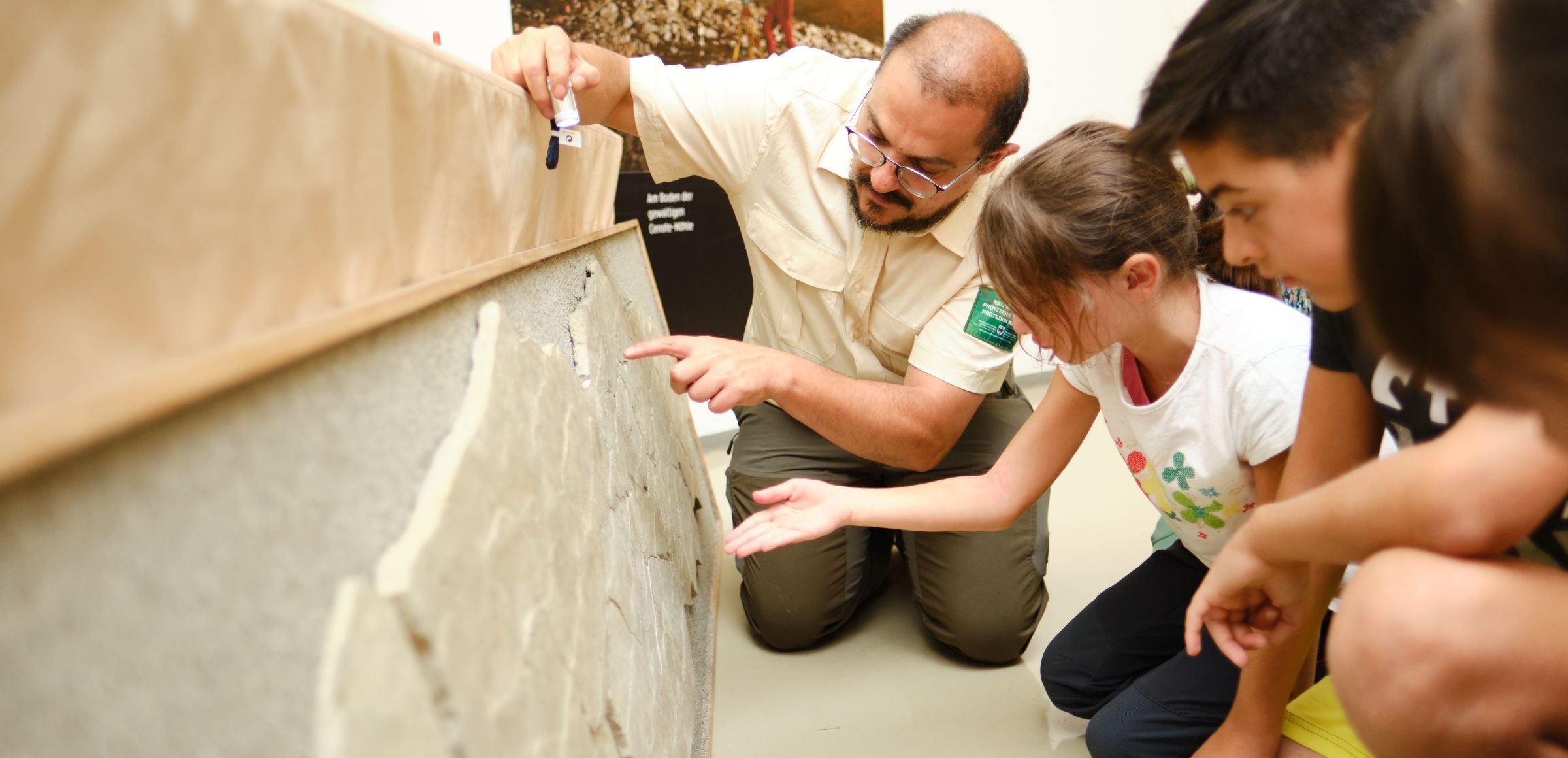 Unter der Anleitung unseres Fachpersonals lernen die Kinder und Jugendlichen in den Naturparkhäusern genau hinzuschauen. Manchmal kommt es auf die Details an. (Archiv Amt für Natur, Foto Oliver Oppitz)