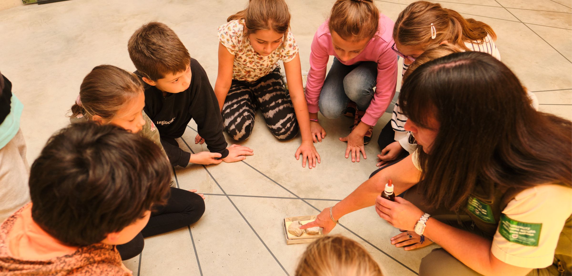 Handelt es sich hier um ein Dolomitgestein? Dies können Schülerinnen und Schüler mit dem Salzsäuretest herausfinden (Archiv Amt für Natur, Foto Oliver Oppitz).