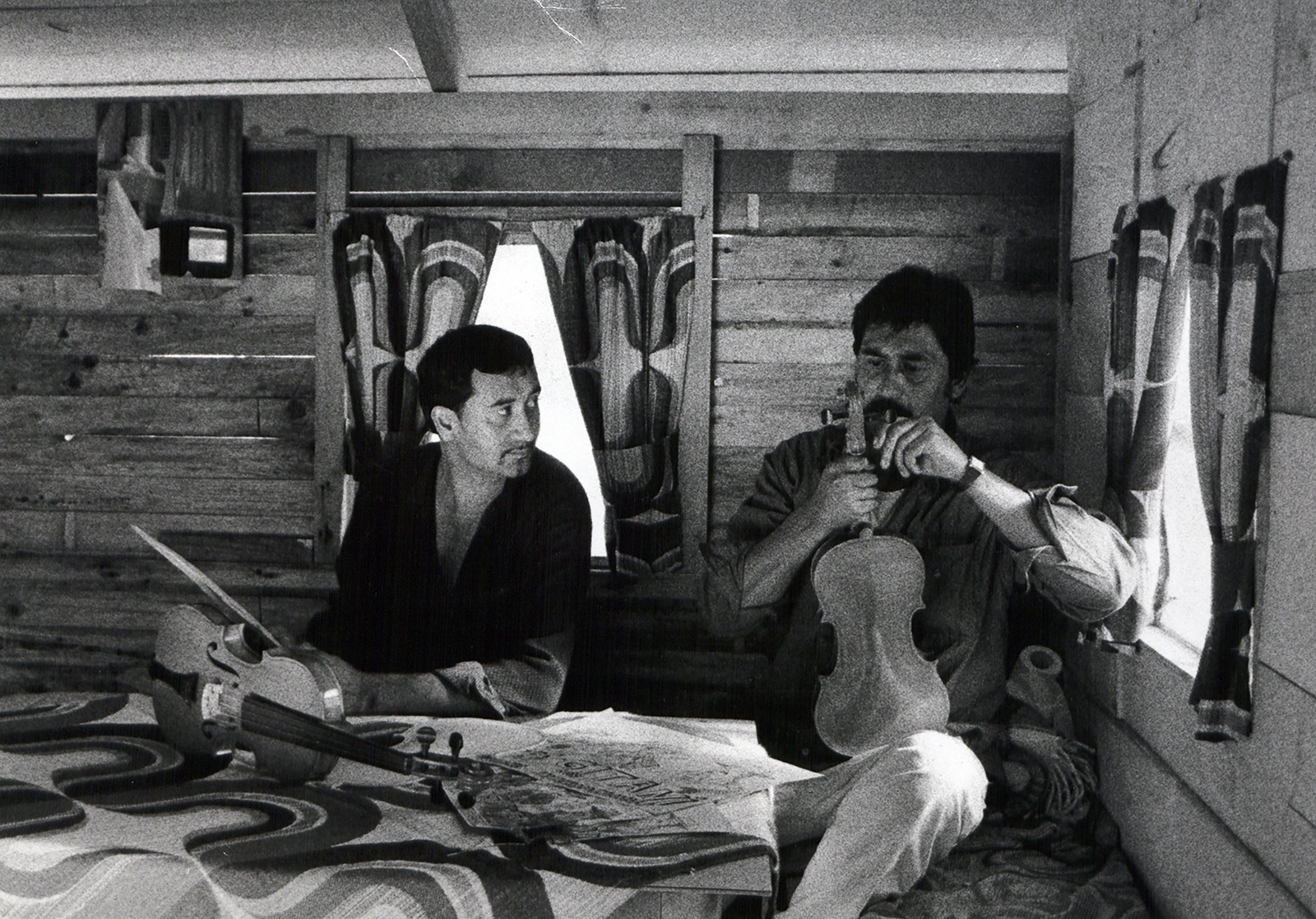 Tzigani che accordano violini, Alexandra Schileo 1998