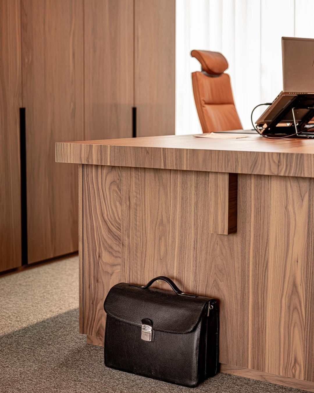 Office desk - wood veneer - shinnoki frozen walnut