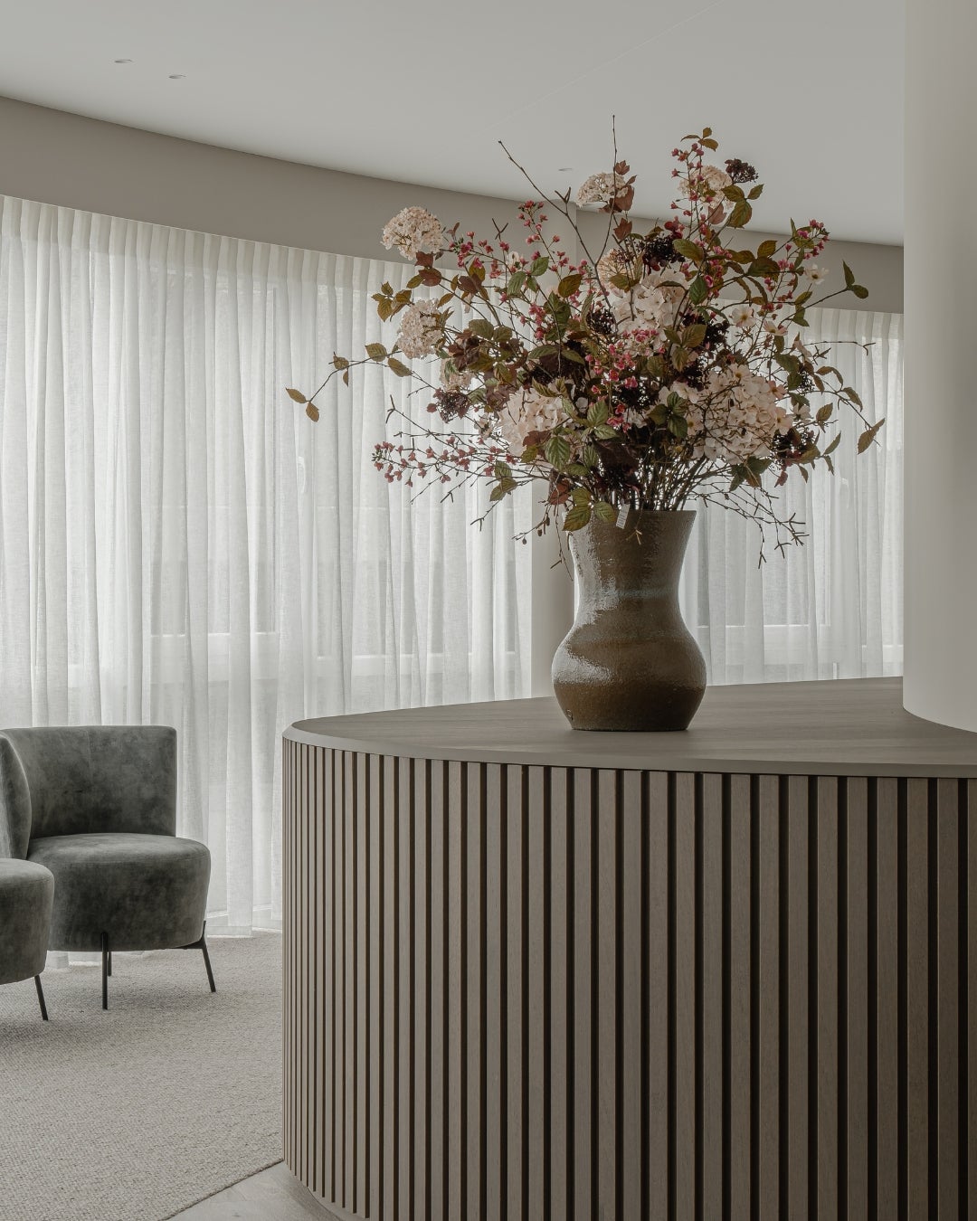 Project met houtfineer - Shinnoki manhattan eik - verticale panelen - werkruimte