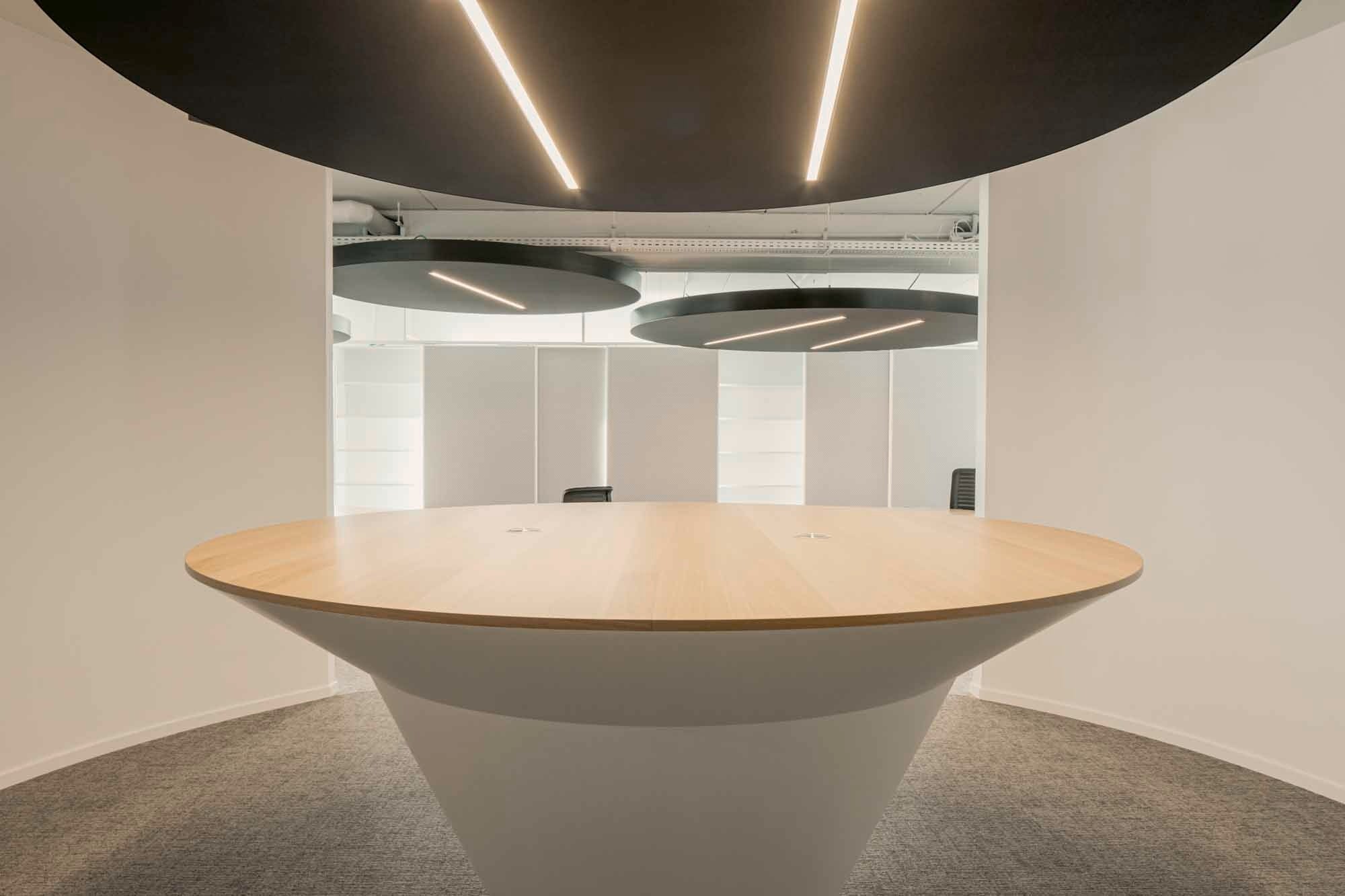 anegre wood - anegre veneer - Van Tornhaut Aalter - round table