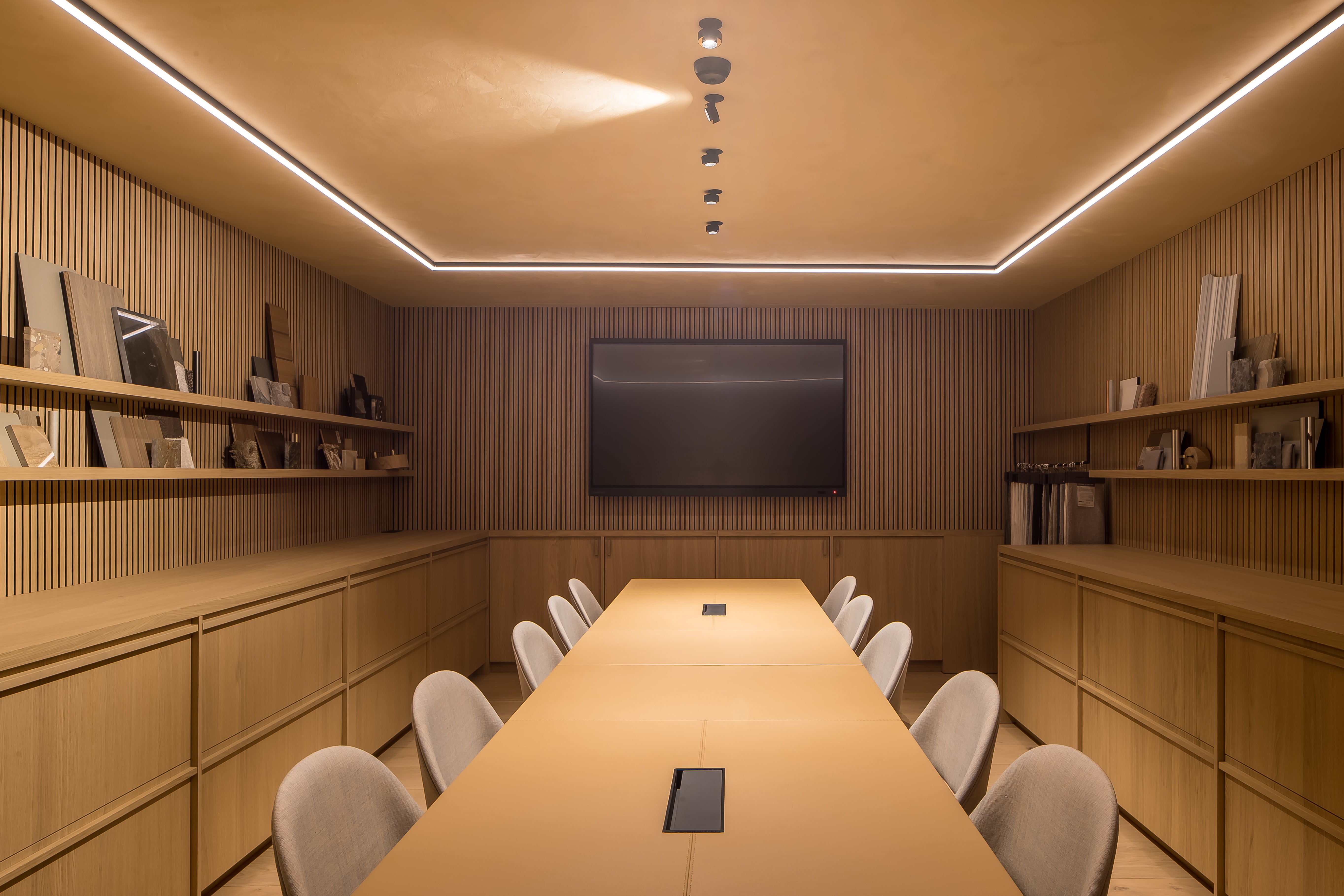 meeting room - wooden meeting room - wood interior - veneer panels - veneer - ready-to-use veneer