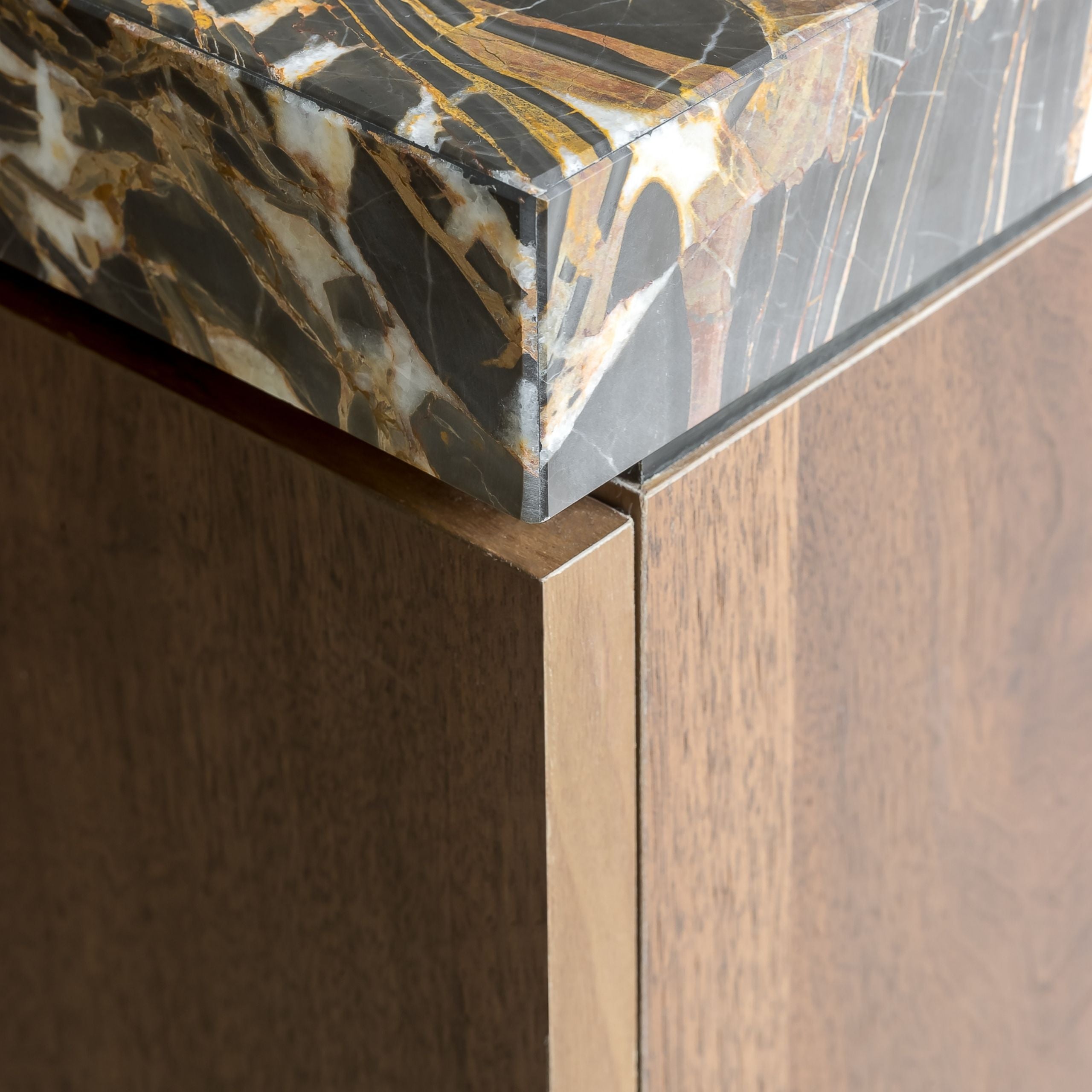 Projet Studio Stay custom walnut veneer