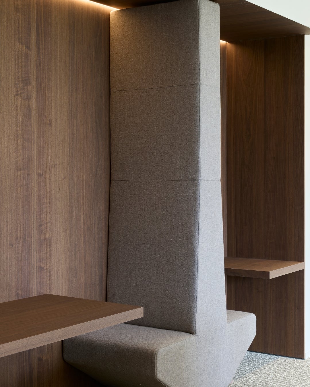 Shinnoki Pure Walnut - office - coworking space - wood veneer - seats