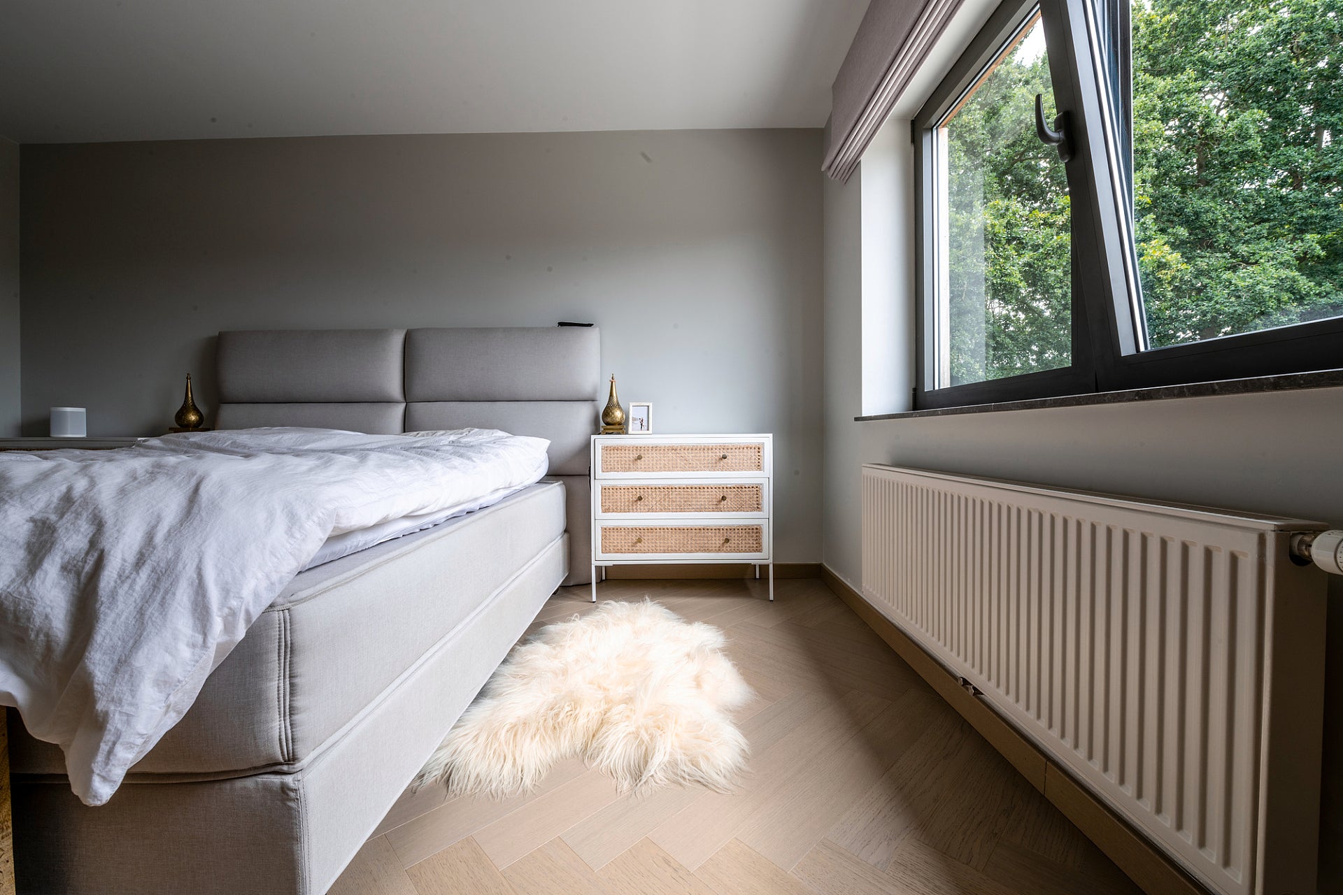 pale herringbone - pale parquet - herringbone parquet - Parky- desert oak - veneer parquet - bedroom