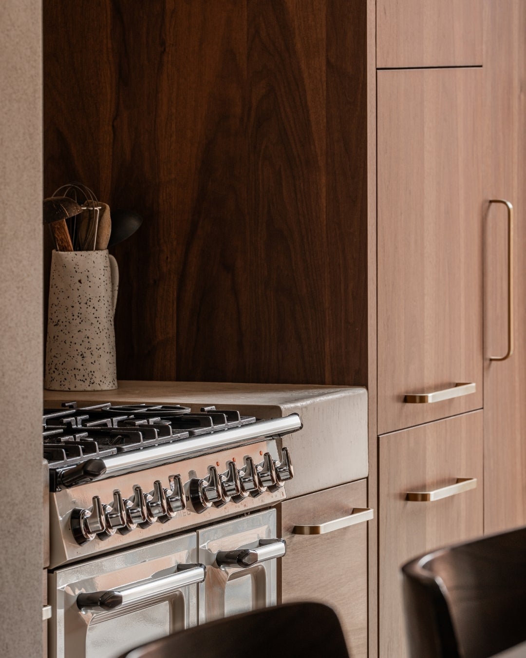 Kitchen with wood veneer panels - Shinnoki smoked walnut