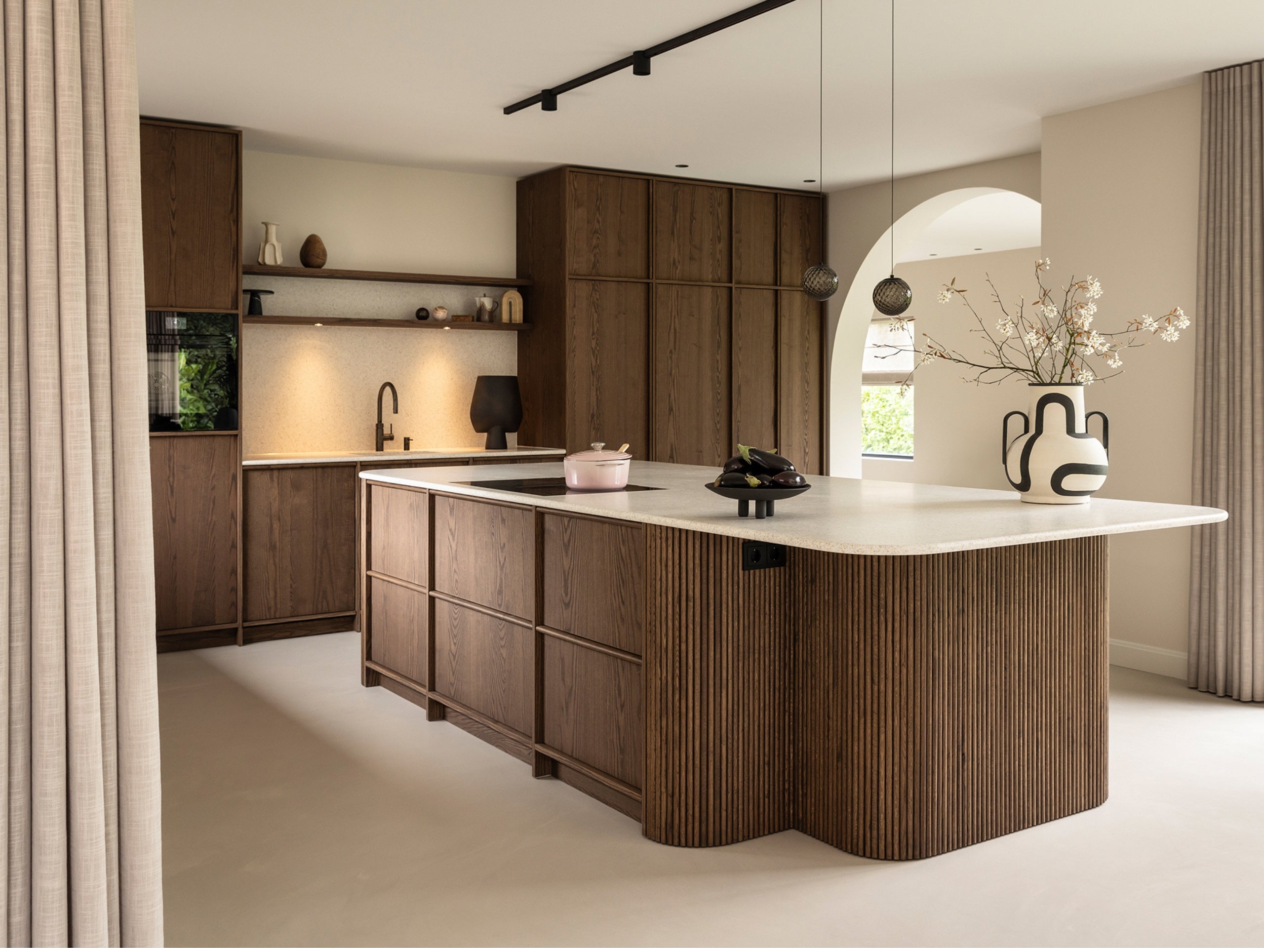 Decospan_project_Shinnoki_cinnamon_triba